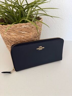 Coach Women’s Zip Around wallet